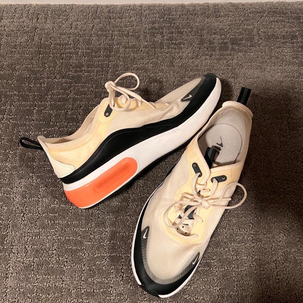 Nike Women’s Air Max Dia SE - Size 7.5